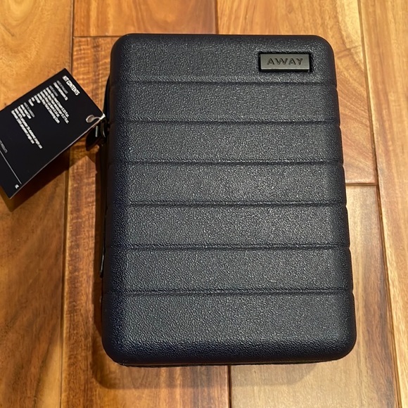 Away travel amenities kit - grey zipper BNWT - Picture 1 of 4